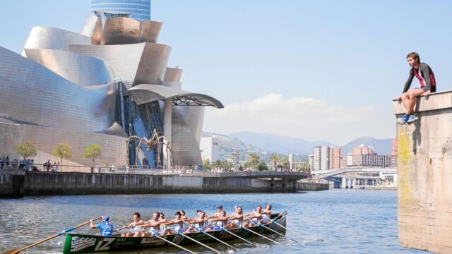 En el Bilbao del siglo XXI convive la vanguardia del Museo con la tradición de las traineras que surcan la ría del Nervión