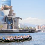 En el Bilbao del siglo XXI convive la vanguardia del Museo con la tradición de las traineras que surcan la ría del Nervión