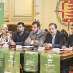 De izquierda derecha Pilar Fernández Valderrama, vicepresidenta de la asociación española contra el cáncer en Valladolid; Alberto Bustos, concejal de participación ciudadana; Óscar Puente, alcalde de Valladolid; Francisco Javier Arroyo, presidente de la asociación en la ciudad; y Celiano García Moreno, delegado comercial de Iberdrola en Castilla y León