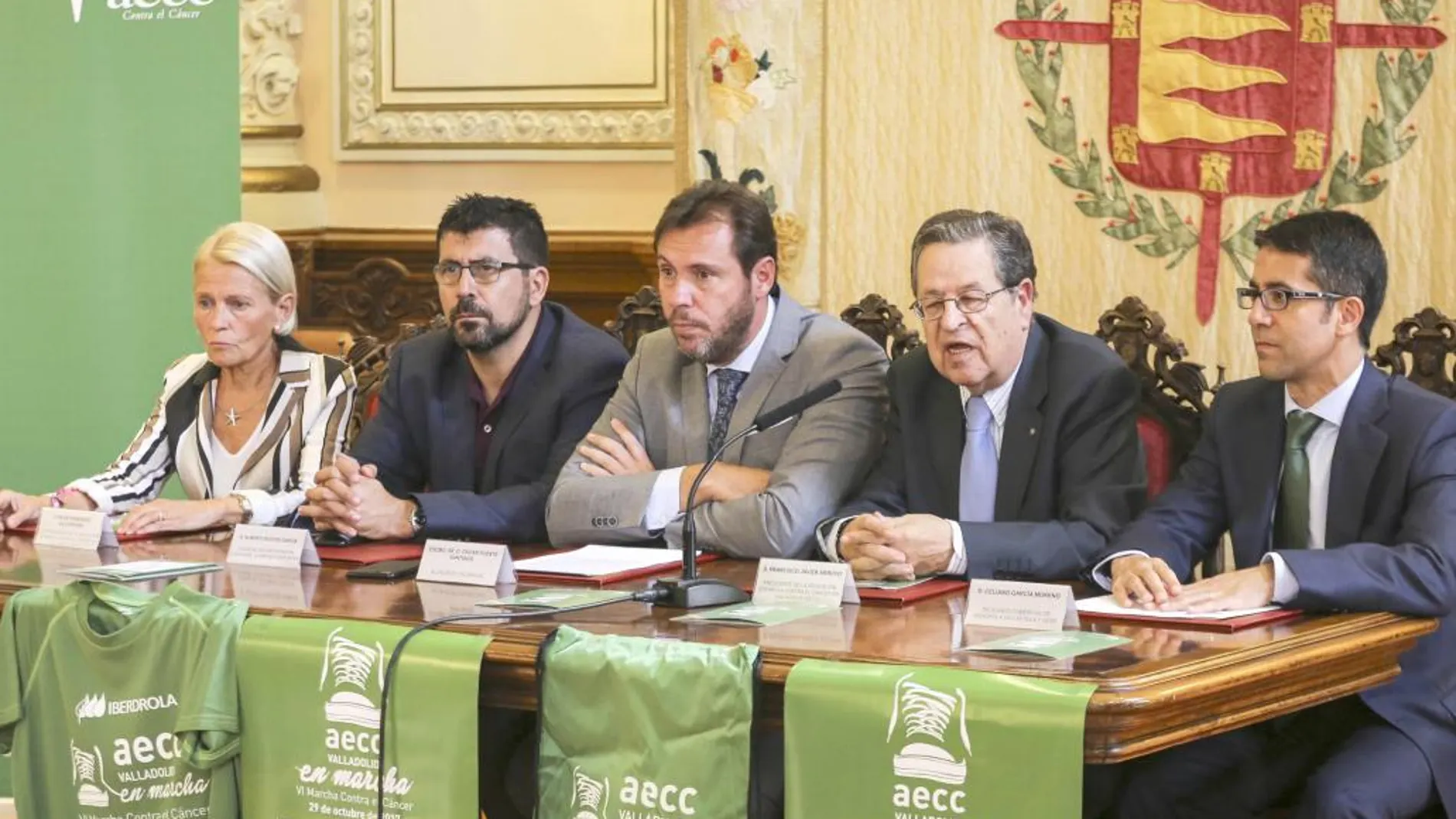 De izquierda derecha Pilar Fernández Valderrama, vicepresidenta de la asociación española contra el cáncer en Valladolid; Alberto Bustos, concejal de participación ciudadana; Óscar Puente, alcalde de Valladolid; Francisco Javier Arroyo, presidente de la asociación en la ciudad; y Celiano García Moreno, delegado comercial de Iberdrola en Castilla y León