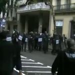 Agentes de la Policía Nacional retroceden en una calle de Barcelona ante el acoso de un grupo de radicales