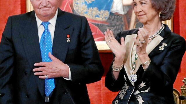 Los Reyes Eméritos reciben un homenaje en la Real Academia de la Historia por su 80 aniversario