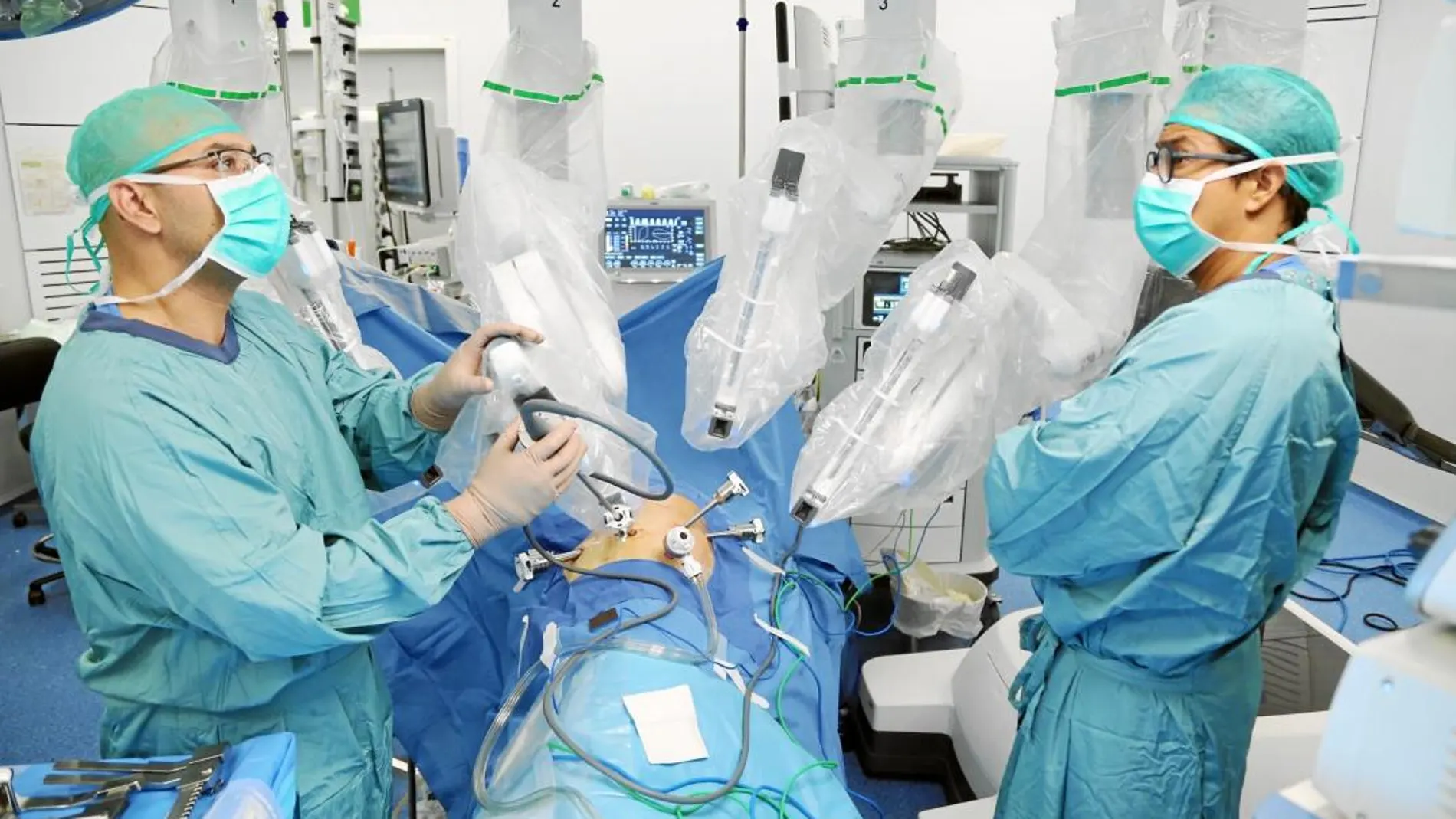 El robot Da Vinci de última generación permite tener tres manos a los cirujanos, el cuarto brazo del robot es una cámara. Los brazos tienen 8 mm y operan a través de incisiones de menos de un centímetro / Efe
