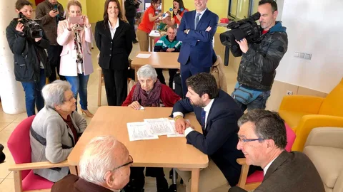 El presidente López Miras, y el alcalde de Murcia, José Ballesta, en la residencia de Montecantalar