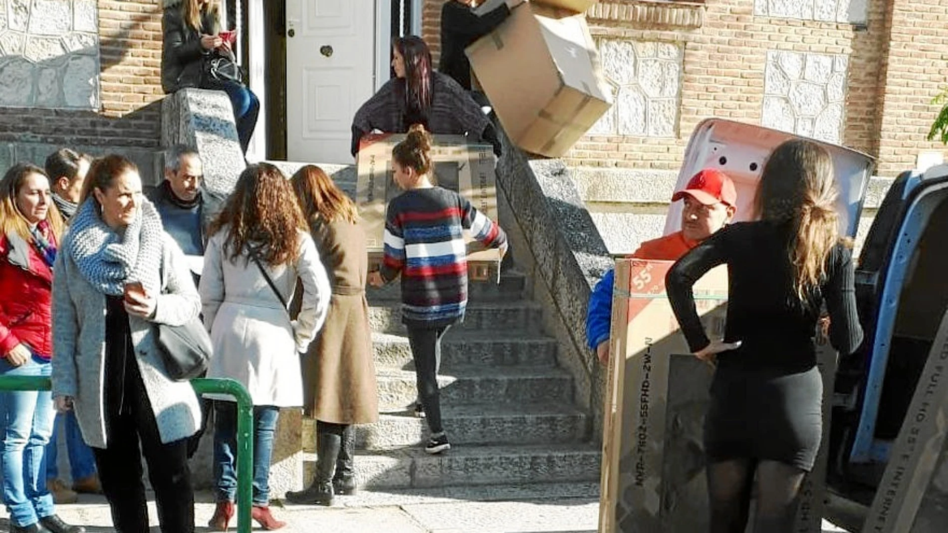 Ayer llegaron furgonetas con provisiones para los menores no acompañados