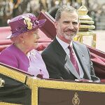 La Reina Isabel II y Felipe VI recorren en carroza las calles de la ciudad
