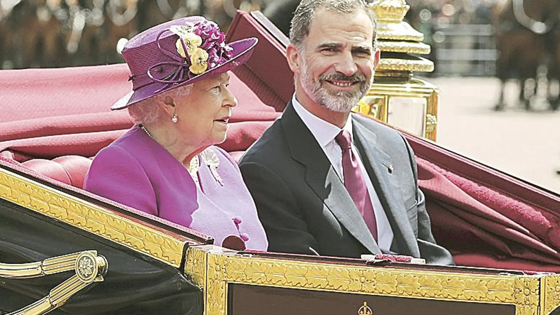 La Reina Isabel II y Felipe VI recorren en carroza las calles de la ciudad