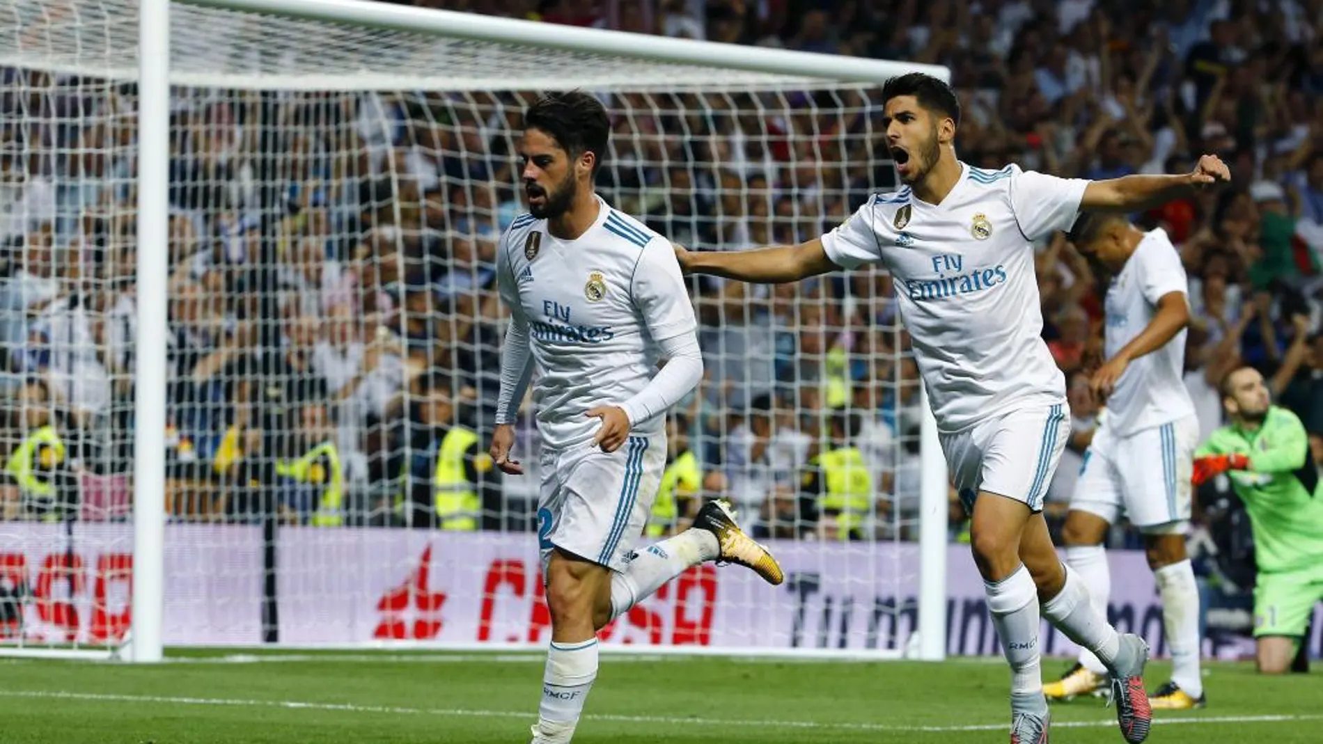 Los jugadores del Real Madrid, Marco Asensio y Francisco Román Alarcón "Isco", celebran el segundo gol del equipo madridista durante el partido de la séptima jornada de Liga de Primera División