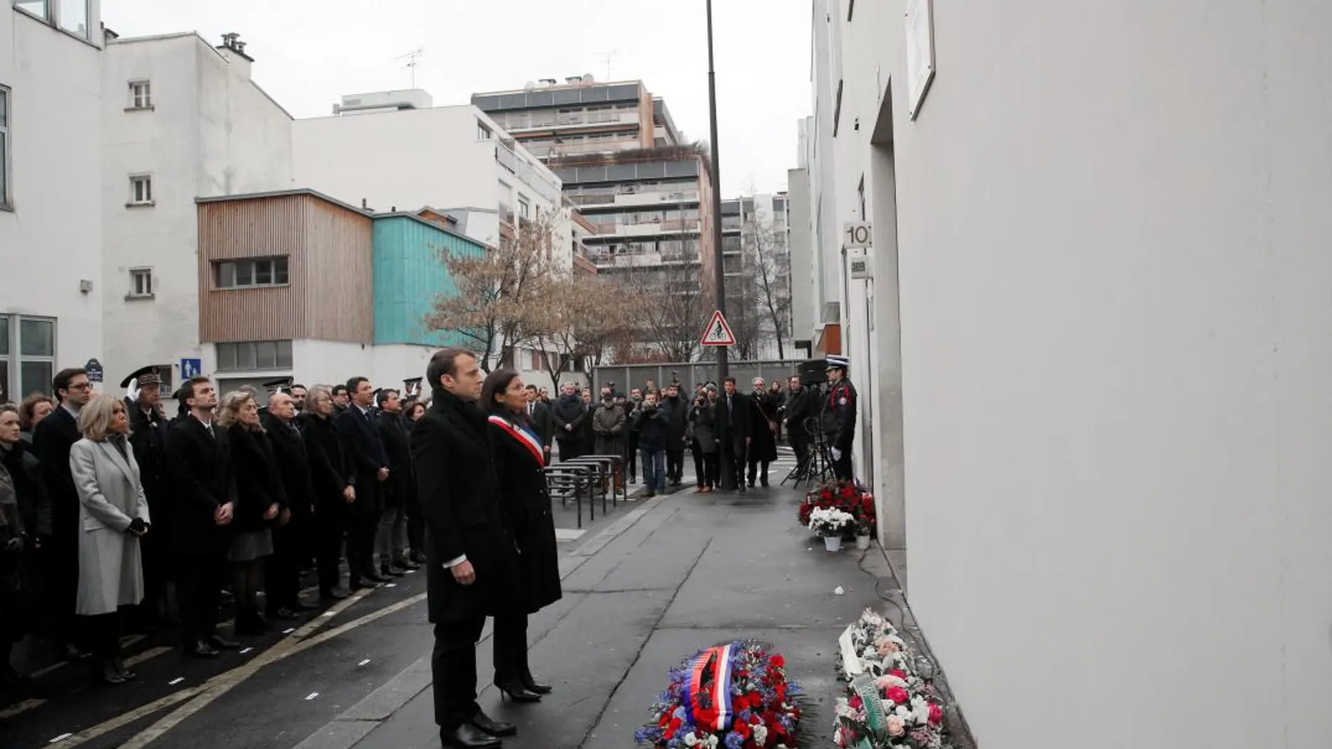El presidente Emmanuel Macron, acompañado por la alcaldesa Anne Hidalgo, dirigió tres ceremonias sucesivas organizadas en recuerdo de las víctimas de «Charlie Hebdo» y el supermercado judío