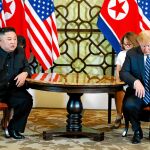El líder norcoreano, Kim Jong Un, y el presidente de EE UU, Donald Trump, durante su encuentro ayer en Hanói (Vietnam)