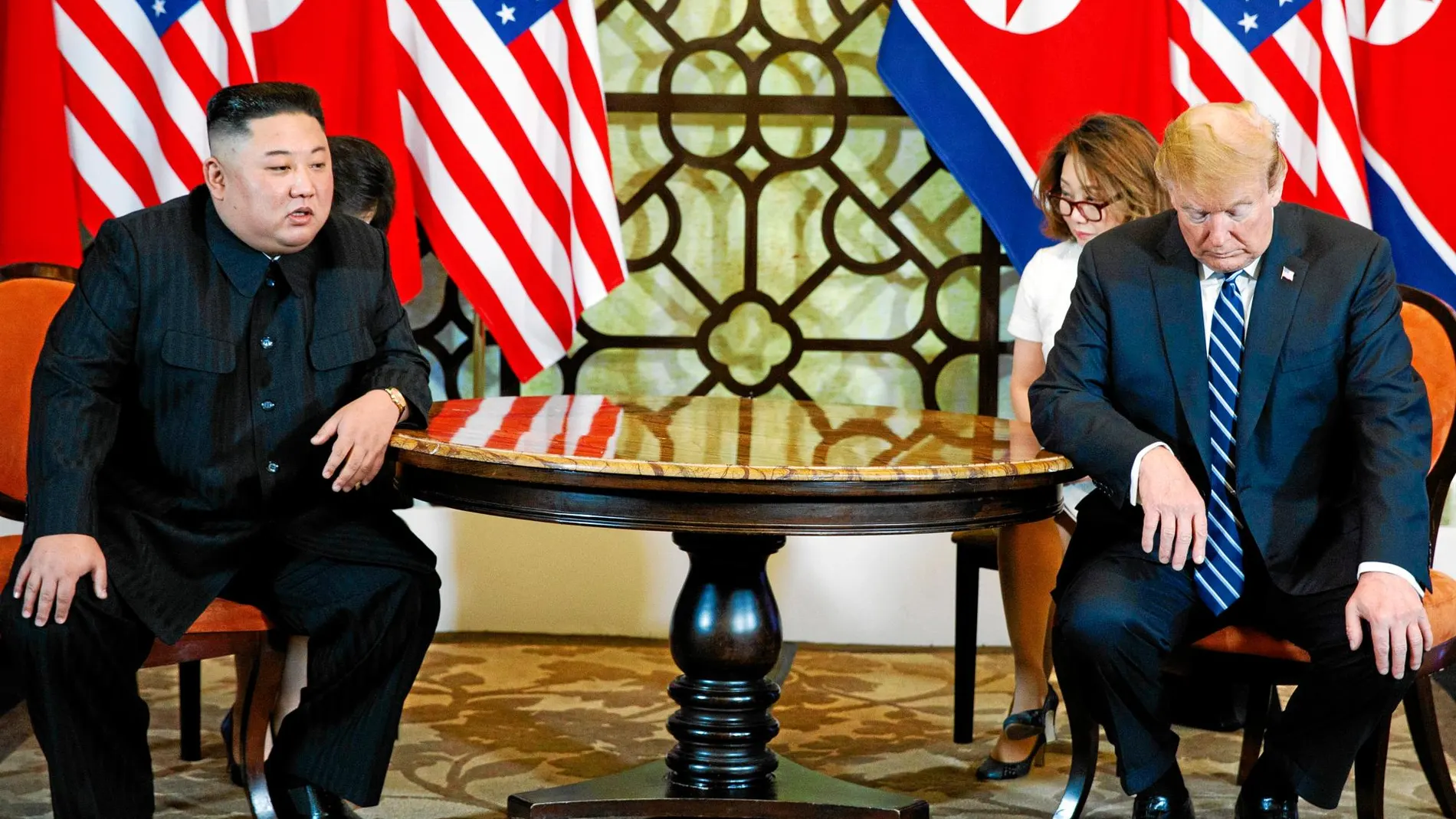 El líder norcoreano, Kim Jong Un, y el presidente de EE UU, Donald Trump, durante su encuentro ayer en Hanói (Vietnam)