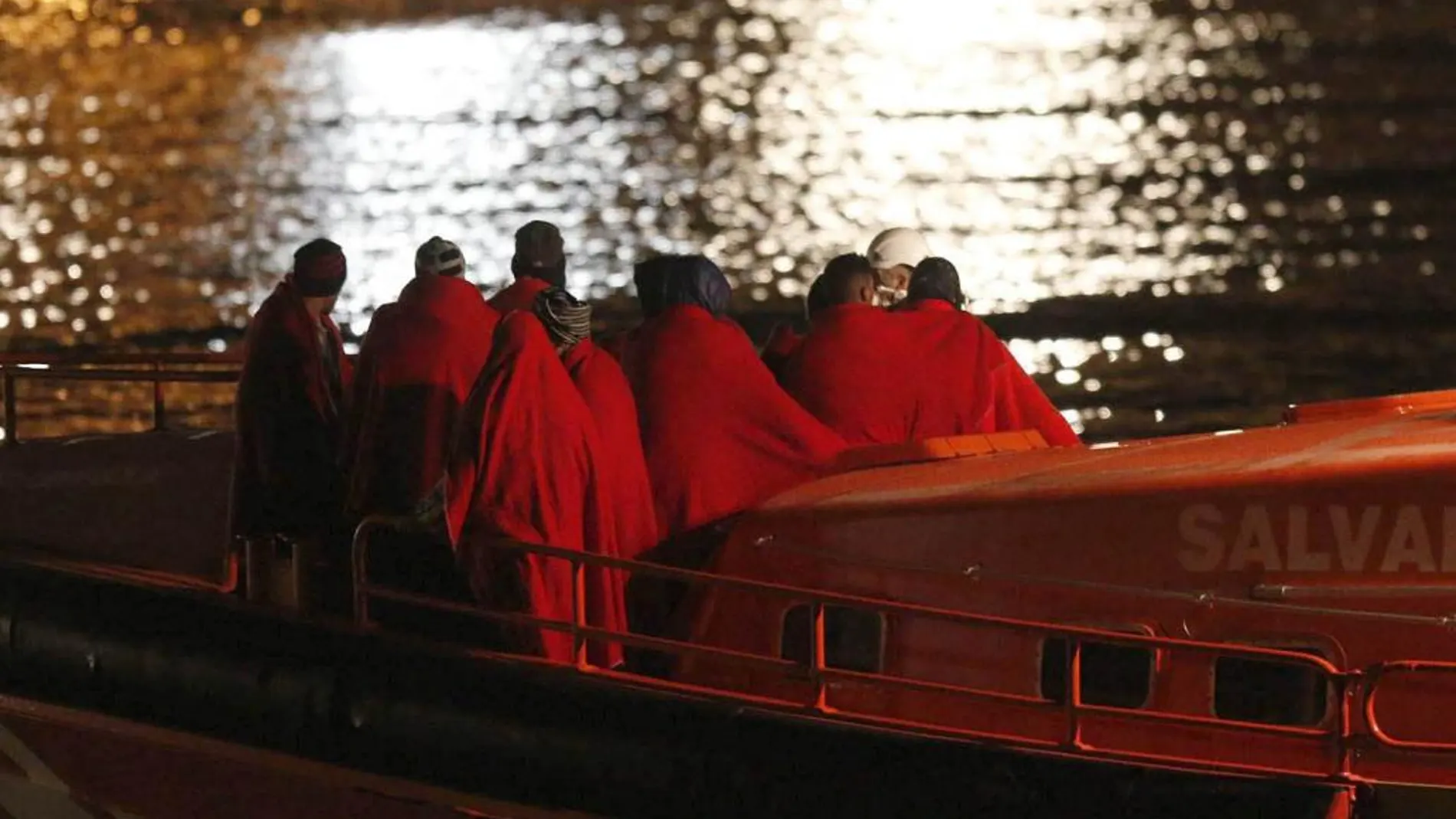 La embarcación "Salvamar Denébola"desembarcó la noche del 5 de diciembre a los 9 rescatados de una patera interceptada a unas 24 millas al sureste de la Punta de la Polacra, en Níjar (Almería)