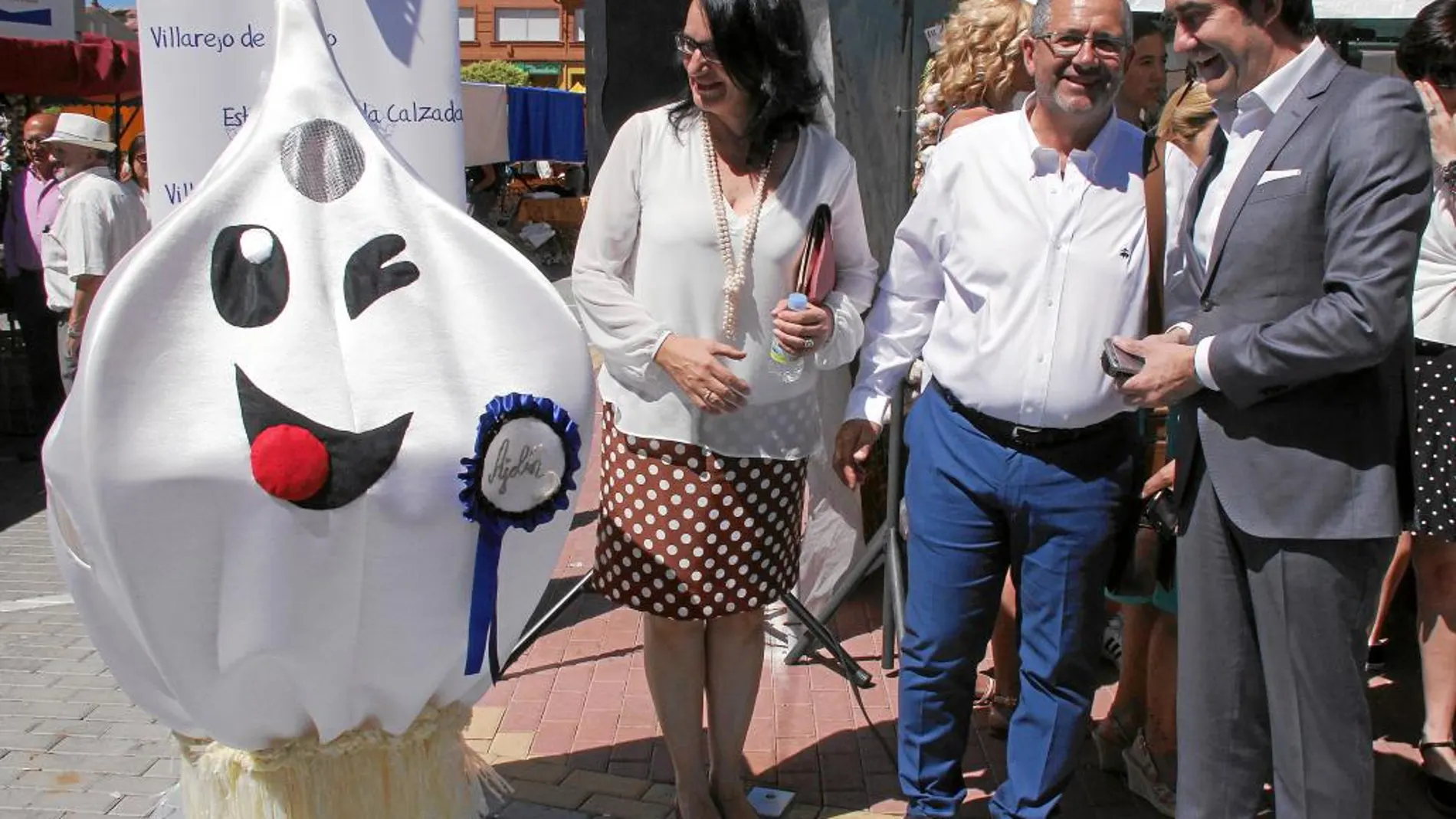 El consejero Juan Carlos Suárez-Quiñones inaugura la Feria del Ajo de Veguellina de Órbigo (León)
