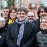 Carles Puigdemont posa en una foto de familia junto a la directora de campaña de (JxCat), Elsa Artadi, entre otros, en Bruselas