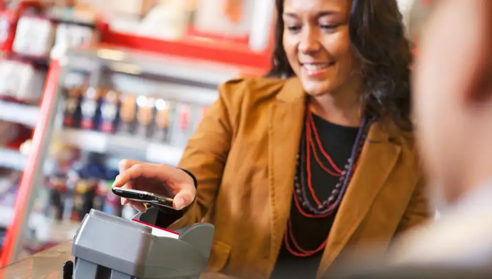 El pago por el móvil ha cambiado el concepto de las compras tradicionales, pero entraña muchos riesgos