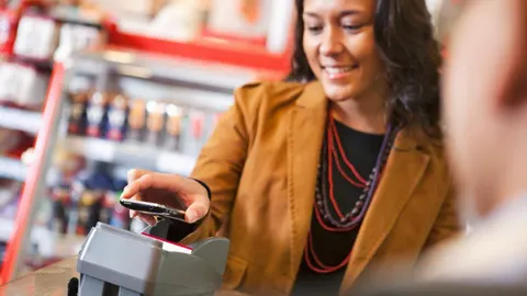 El pago por el móvil ha cambiado el concepto de las compras tradicionales, pero entraña muchos riesgos