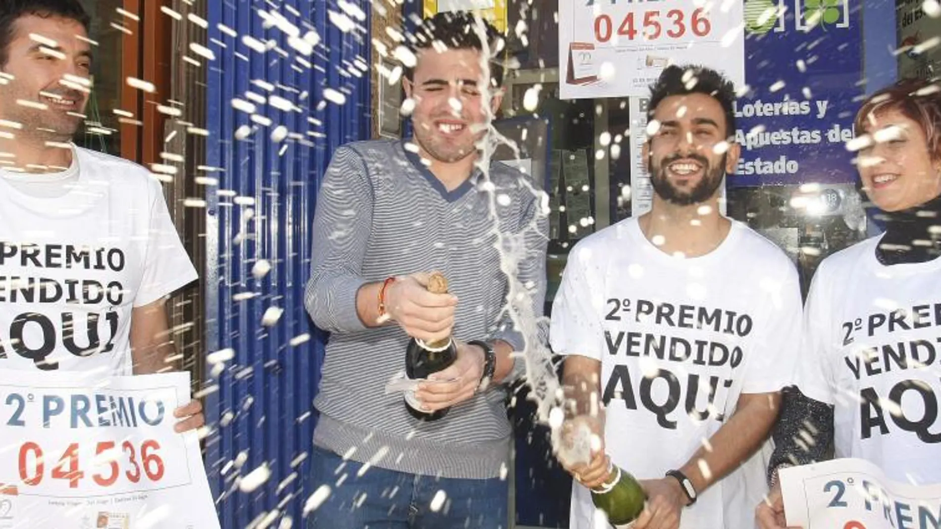 Varios de los agraciados del 04536, segundo premio de la Lotería de Navidad, lo celebran con cava en la administración número 2 de Callosa de Segura