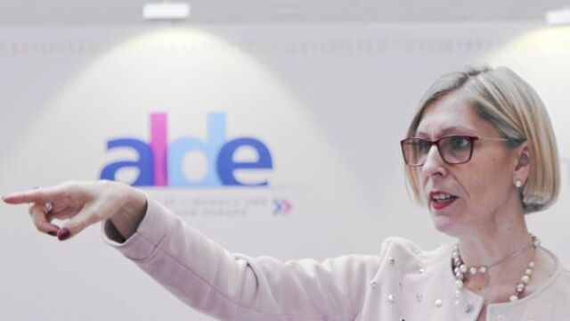 Beatriz Becerra considera que el manifiesto cuenta con una retórica «excesivamente ideológica» que es probable que algunas mujeres no suscriban