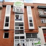 Una vez ocupado el inmueble de la calle Cadete Julio Llompar número 7, los activistas descolgaron desde la terraza una pancarta