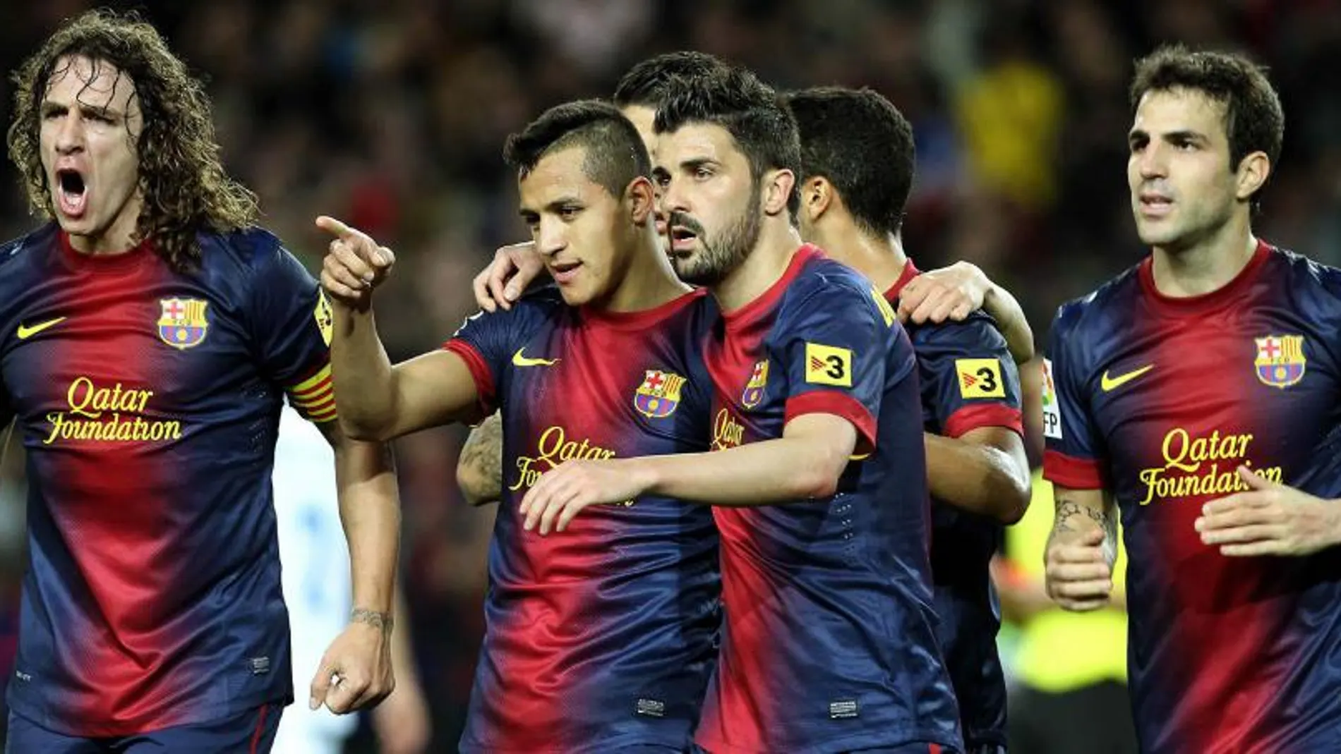 Alexis Sánchez (2i) celebra con sus compañeros el gol que ha marcado al Deportivo de la Coruña.