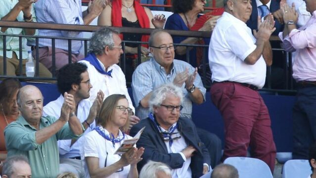 El Rey Juan Carlos, saluda en la plaza de toros de Vista Alegre de Bilbao