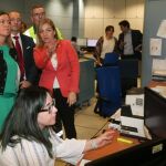 La delegada del Gobierno, Virginia Barcones, comprueba el dispositivo junto a Inmaculada Matías, coordinadora de Tráfico