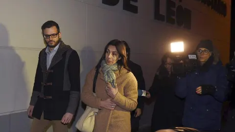 Raquel Gago, la policía local condenada a 14 años de prisión por complicidad en el asesinato de la dirigente del PP Isabel Carrasco, ha ingresado esta noche en el centro penitenciario de Mansilla de las Mulas (León). Antes de entrar en la cárcel leonesa de Villahierro a las 21.00 horas