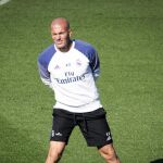 El entrenador del Real Madrid, el francés Zinedine Zidane, durante el entrenamiento realizado esta mañana.