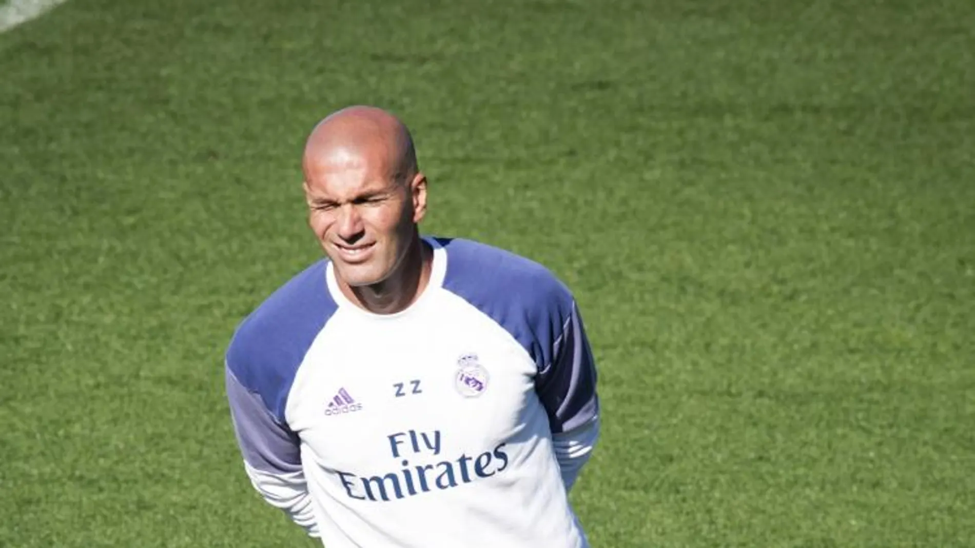 El entrenador del Real Madrid, el francés Zinedine Zidane, durante el entrenamiento realizado esta mañana.