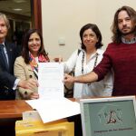 Jaime Mateu (PP), Esther Peña (PSOE) y Miguel Vila (Podemos) registran la iniciativa