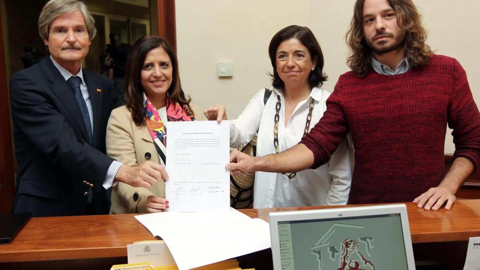 Jaime Mateu (PP), Esther Peña (PSOE) y Miguel Vila (Podemos) registran la iniciativa