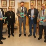 El presidente del Colegio Oficial de Médicos de Valladolid, José Antonio Otero, junto al consejero de Sanidad, Antonio Saez Aguado; Luis Argüello, obispo auxiliar de Valladolid y coautor de la obra; Oscar Puente, alcalde de Valladolid, y Carlos Fernández Rodríguez, exdirector gerente del hospital Clínico vallisoletano