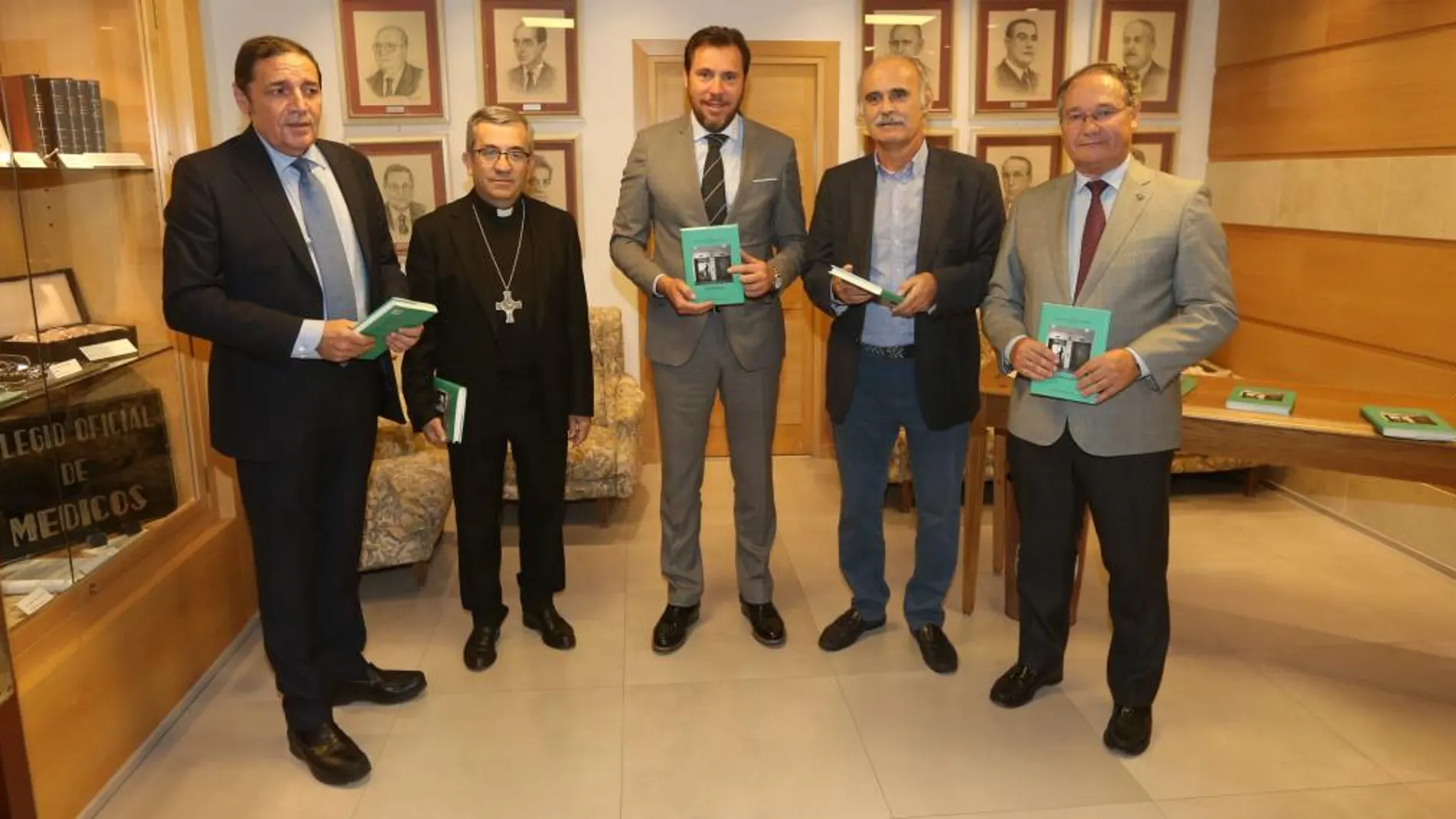 El presidente del Colegio Oficial de Médicos de Valladolid, José Antonio Otero, junto al consejero de Sanidad, Antonio Saez Aguado; Luis Argüello, obispo auxiliar de Valladolid y coautor de la obra; Oscar Puente, alcalde de Valladolid, y Carlos Fernández Rodríguez, exdirector gerente del hospital Clínico vallisoletano