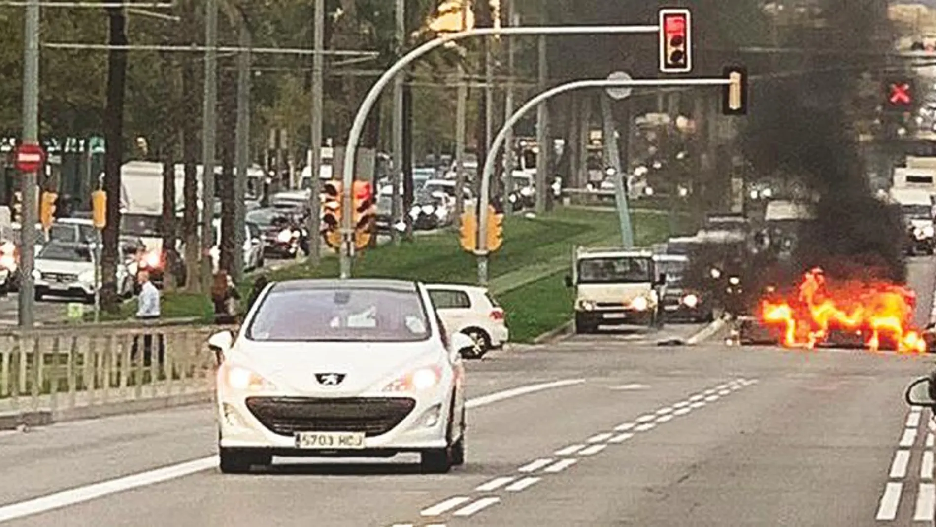 La quema de contenedores en la Diagonal dificultó la entrada y la salida de la ciudad durante más de media hora