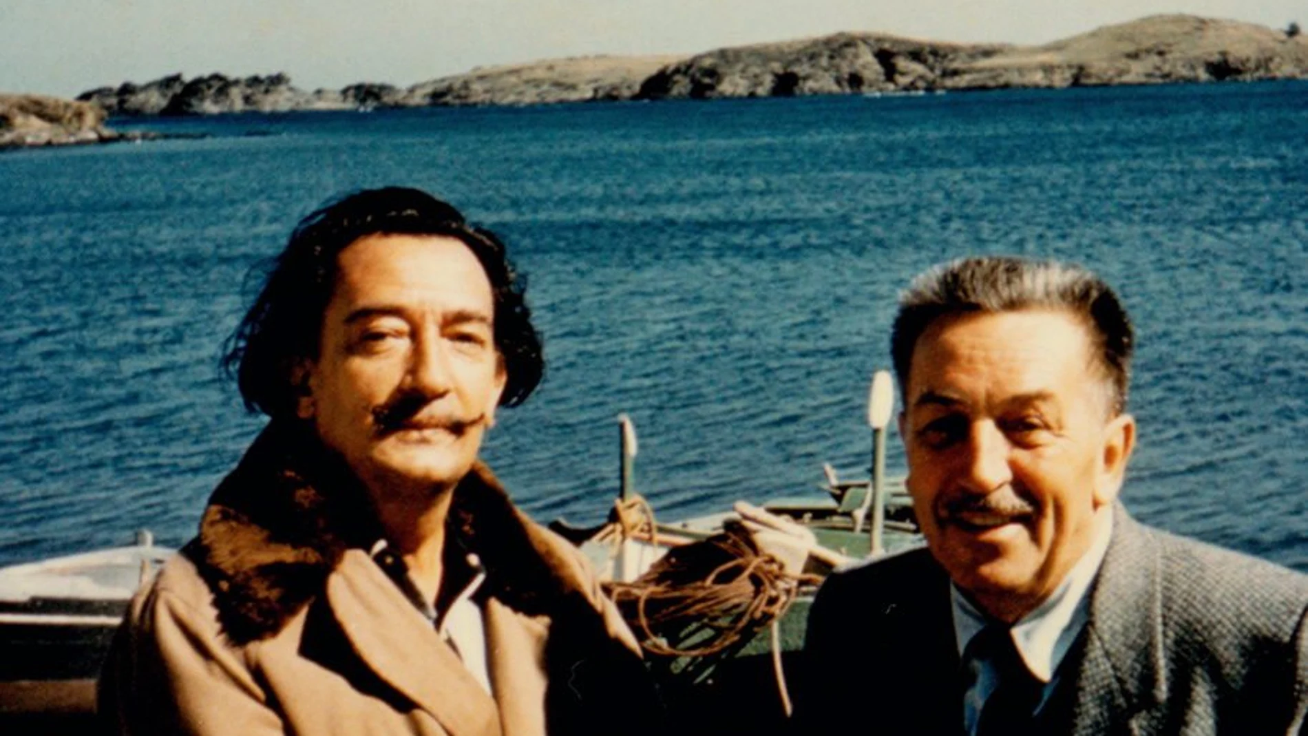 Fotografía de 1957 cedida por la Fundación Colección Walt Disney Family de Walt Disney (d) y Salvador Dalí (i) en España, 1957