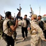 Soldados iraquíes celebran la liberación de Khalidiya
