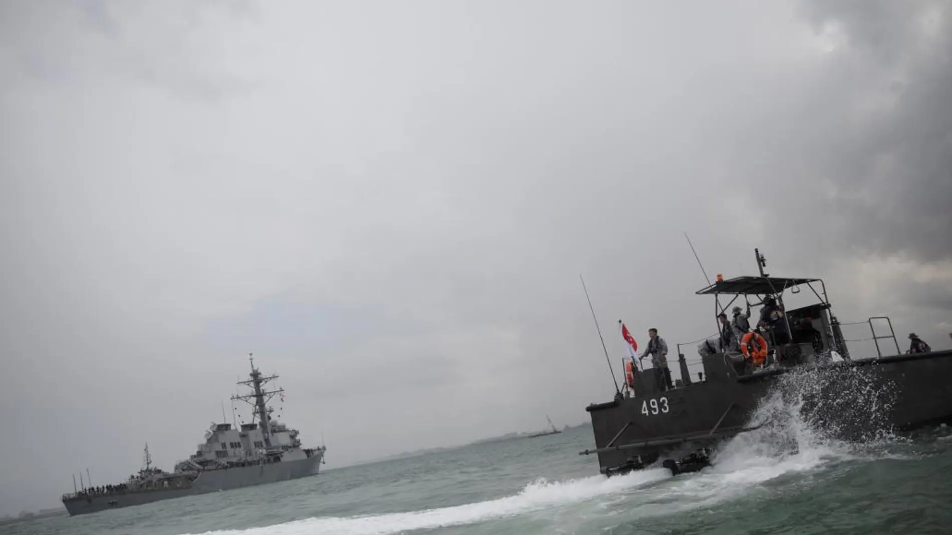 Barco de la Marina de Singapur acercandose al destructor