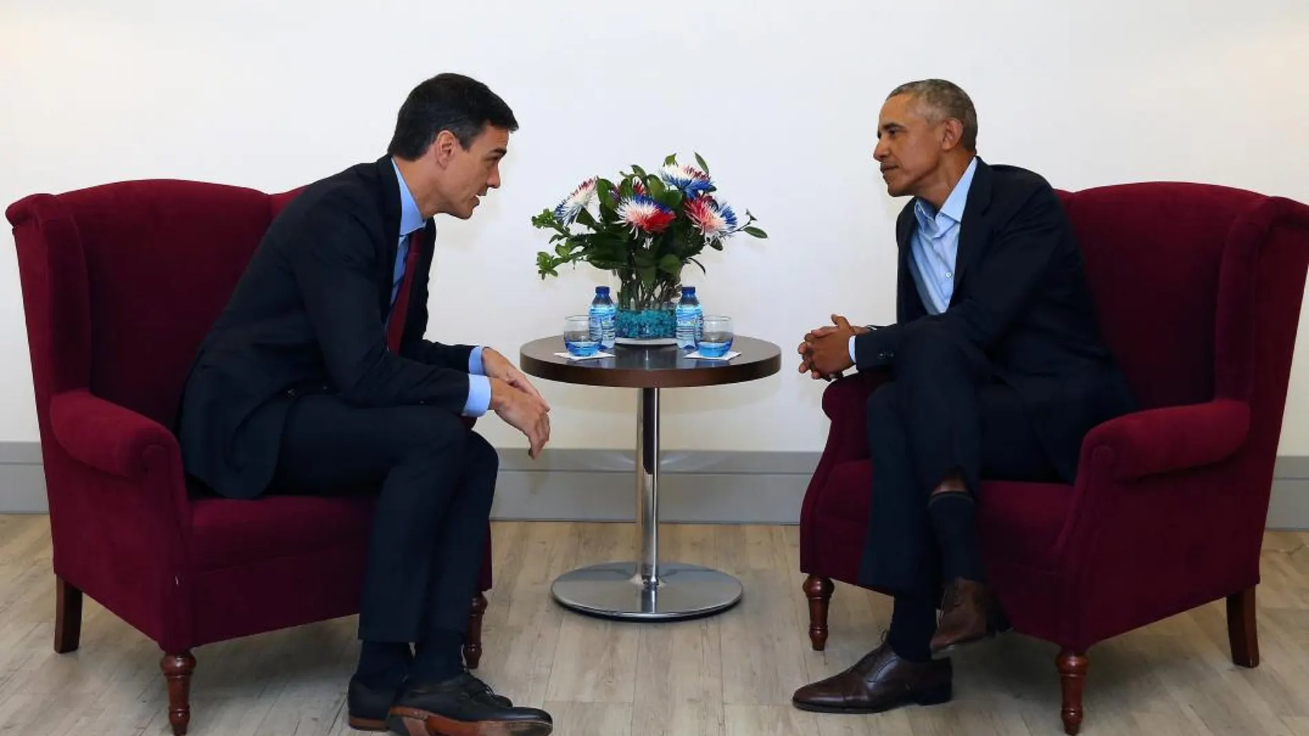 Encuentro entre el Barack Obama y Pedro Sánchez en la cumbre organizada en Madrid por la Advanced Leadership Foundation (ALF). EFE/ Fernando Calvo
