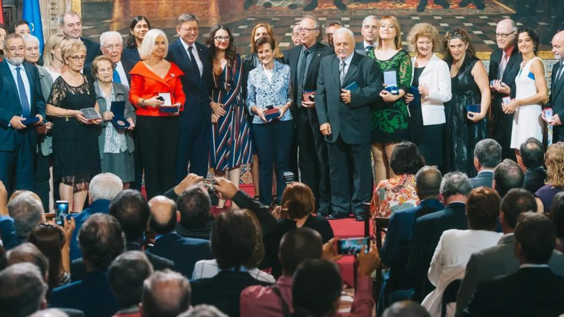 Foto de familia de los premiados junto al presidente de la Generalitat, Ximo Puig, y la vicepresidenta, Mónica Oltra