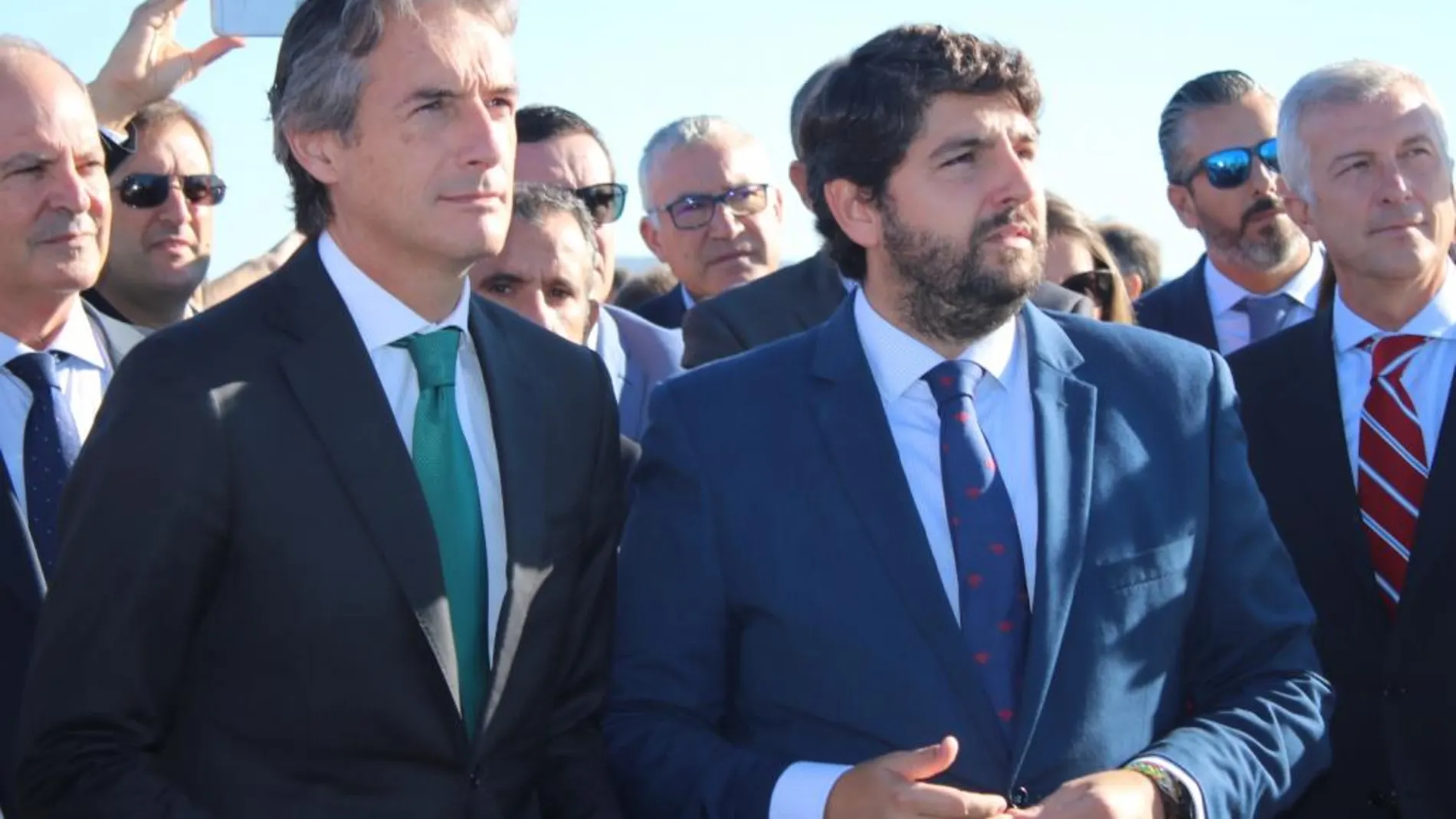 El ministro de Fomento, Íñigo de la Serna, junto al presidente López Miras