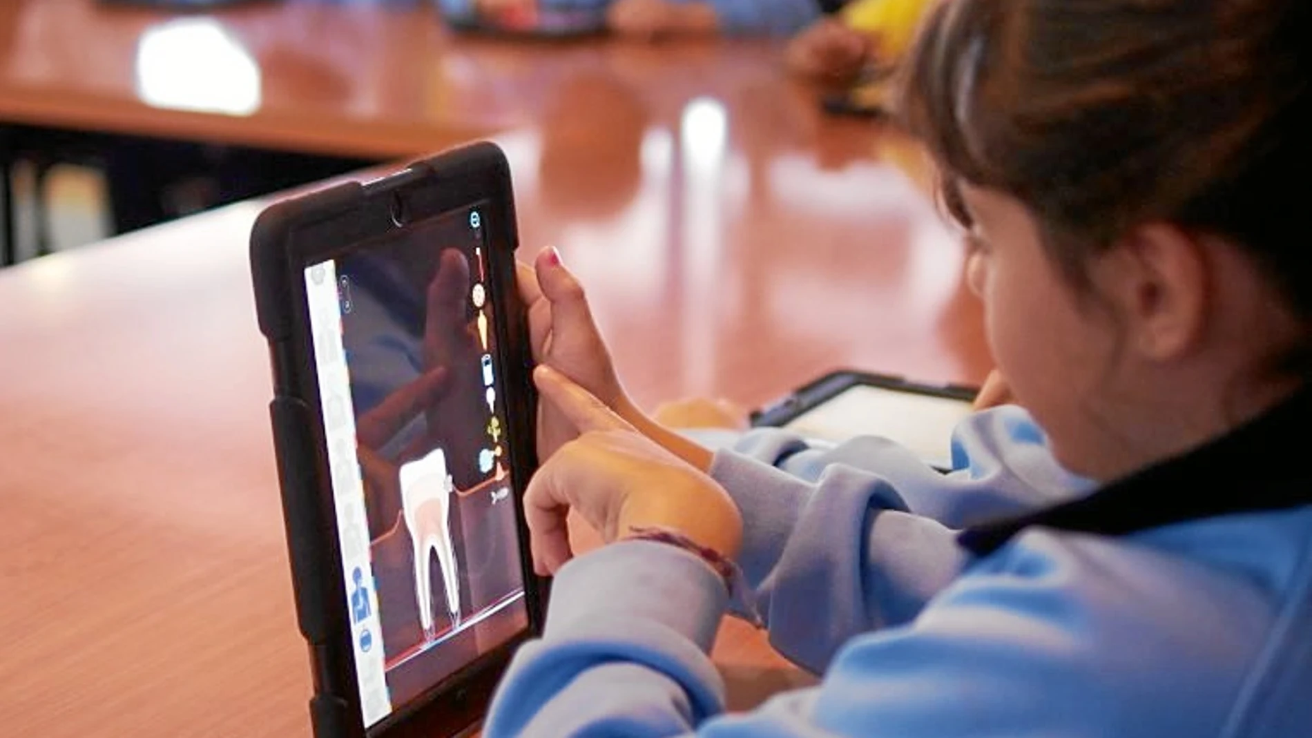 Alumnos con dispositivos digitales en las aulas