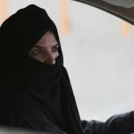 Una mujer conduce un coche en una autopista de Riad, Arabia Saudí, durante una campaña de protesta por los derechos de las mujeres
