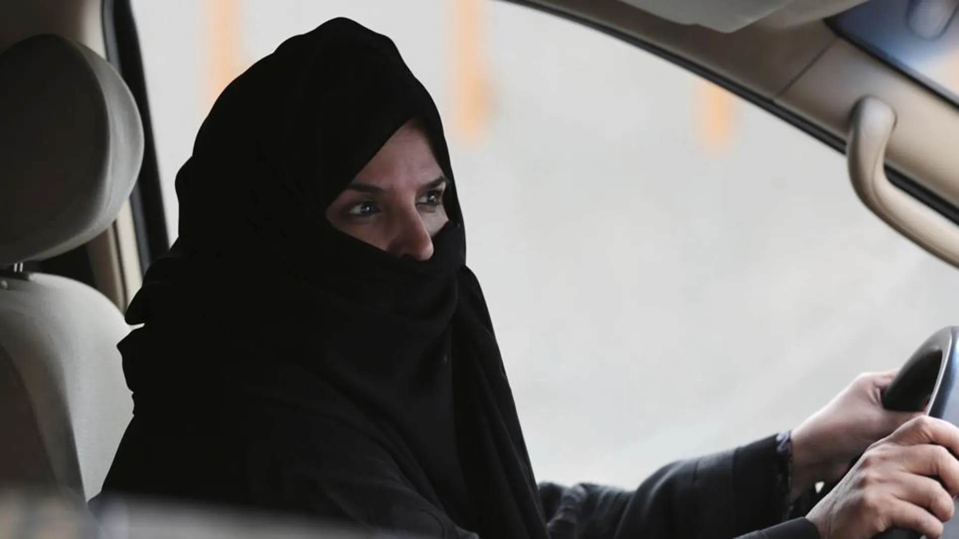 Una mujer conduce un coche en una autopista de Riad, Arabia Saudí, durante una campaña de protesta por los derechos de las mujeres