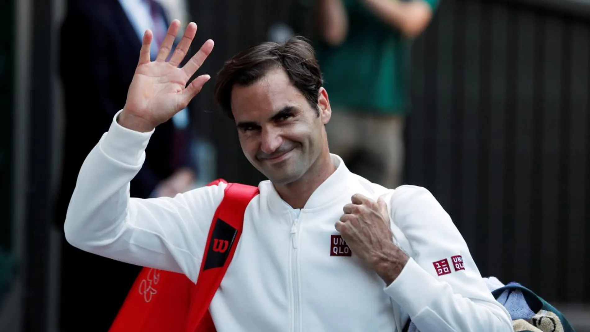 Roger Federer celebra su victoria ante Dusan Lajovic durante el partido que enfrentó a ambos en la primera ronda del torneo de Wimbledon. EFE/ Nic Bothma
