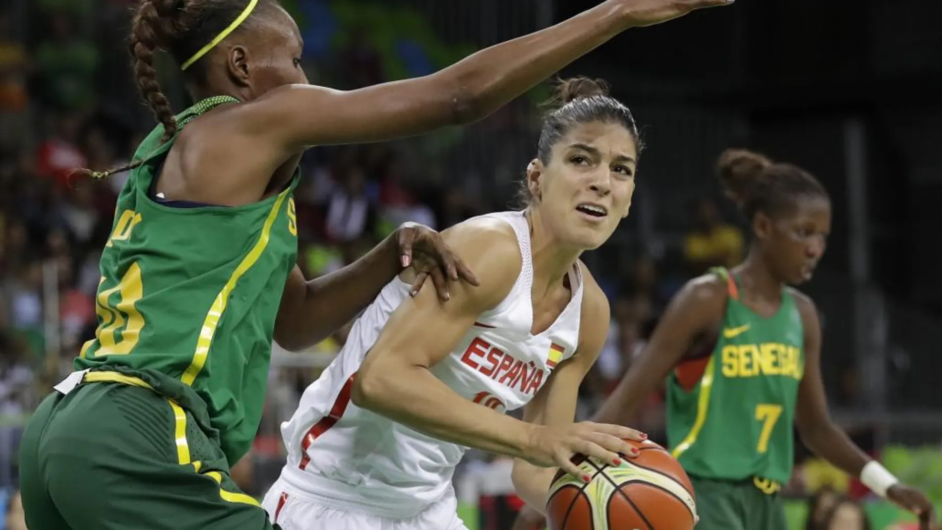 Marta Xargay y la jugadora senegalesa, Astou Traore, durante el partido