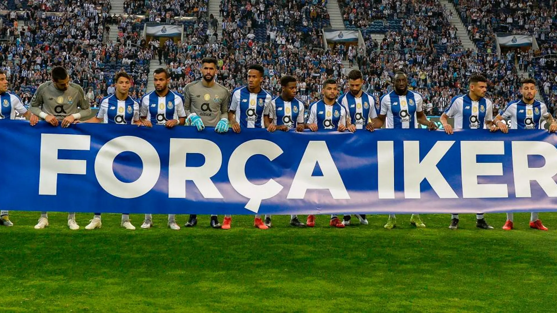 Los jugadores del Oporto sostienen una pancarta en la que se lee la frase "Fuerza Iker"