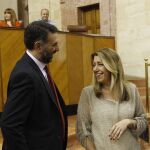 Susana Díaz ayer con el consejero de Turismo, Francisco Javier Fernández en el Parlamento (Foto: Manuel Olmedo)