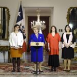 Michelle Bachelet (2i), junto a la ministra de la Mujer y Equidad de Género, Claudia Pascual (i), su par de Salud, Carmen Castillo (d), y la portavoz del Gobierno, Paula Narváez (2-d)