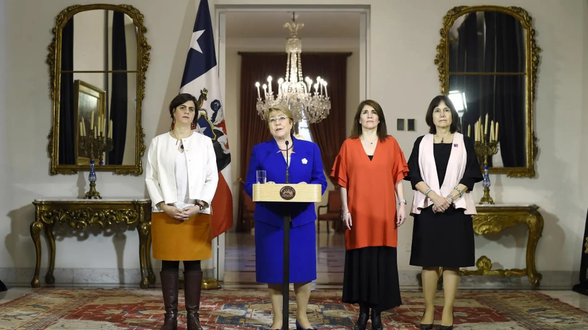 Michelle Bachelet (2i), junto a la ministra de la Mujer y Equidad de Género, Claudia Pascual (i), su par de Salud, Carmen Castillo (d), y la portavoz del Gobierno, Paula Narváez (2-d)