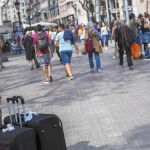 Un turista japonés, ayer, en las calles de Barcelona